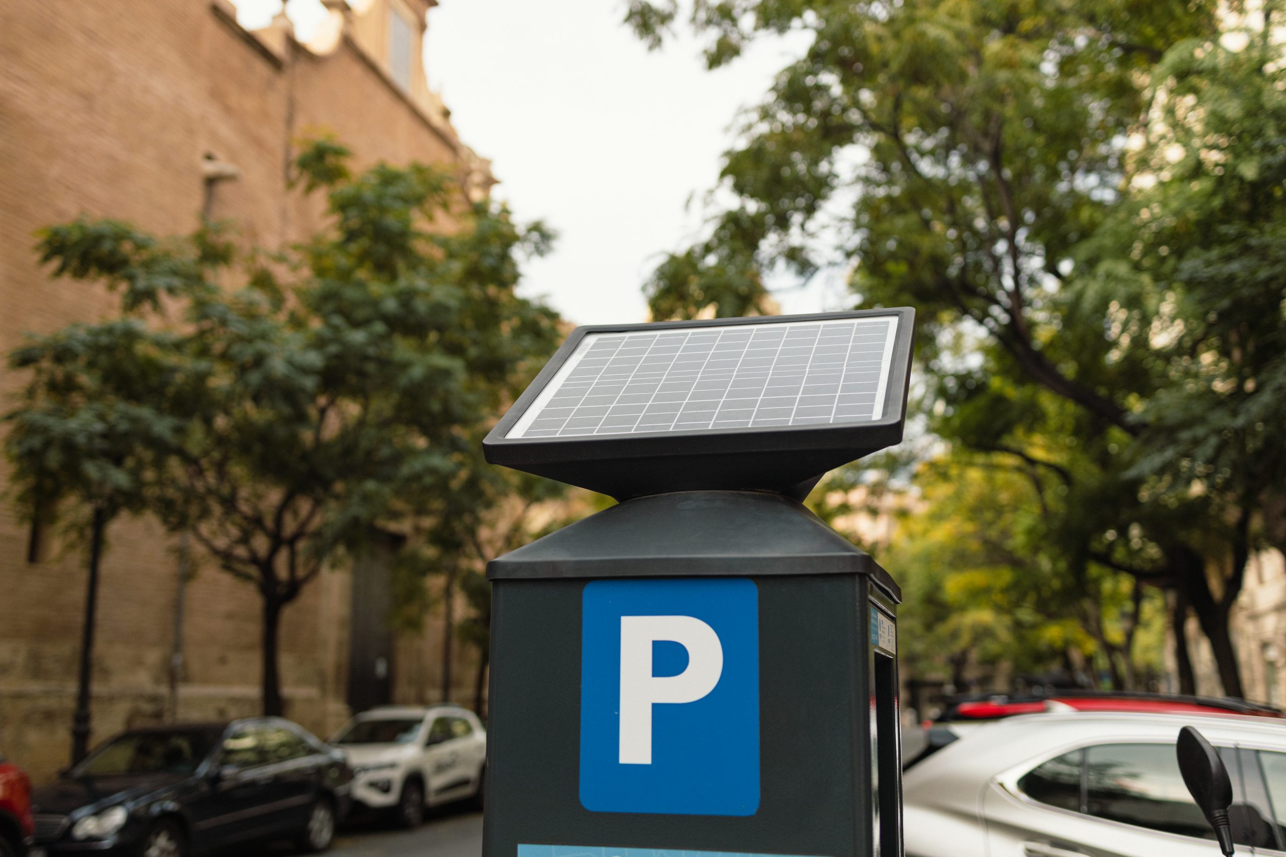 Brightening up Roads with LED Lights from Innovative Solar Road Markers